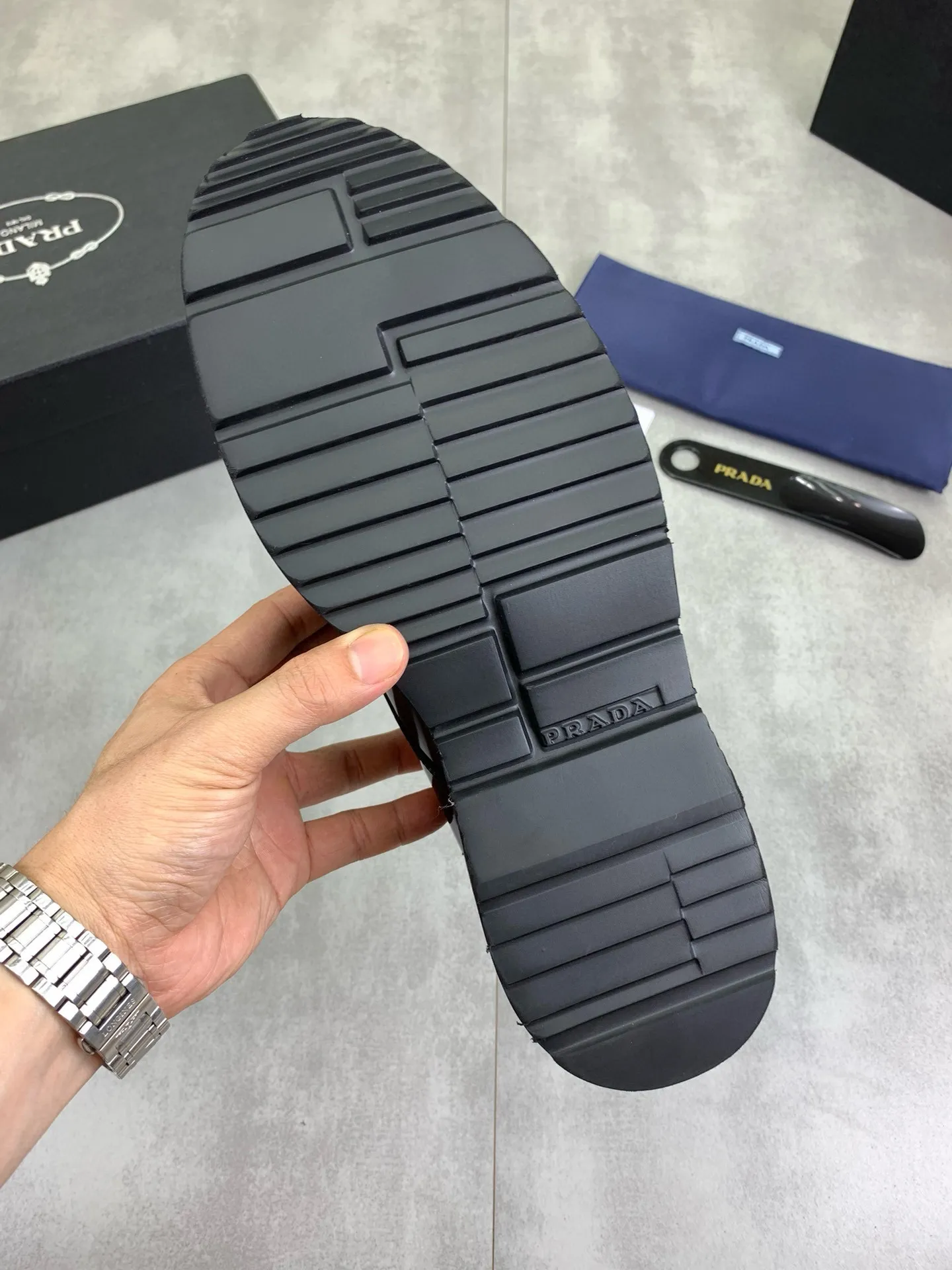 Factory price P880 💰Original quality, top version🔱 ＰＲＡＤＡPrada. Men's business casual leather shoes, top quality products. 1:1 shipment⬆️Luxurious and noble👞All imported original brand fabrics, just to create a more comfortable wearing experience. Upper: Original comfortable open edge bead-rubbed calf leather➕Top imported water-dyed full cow lining, original lightweight and comfortable TPU foam combination bottom✔️Code number: 39-44 (38.45 can be customized)